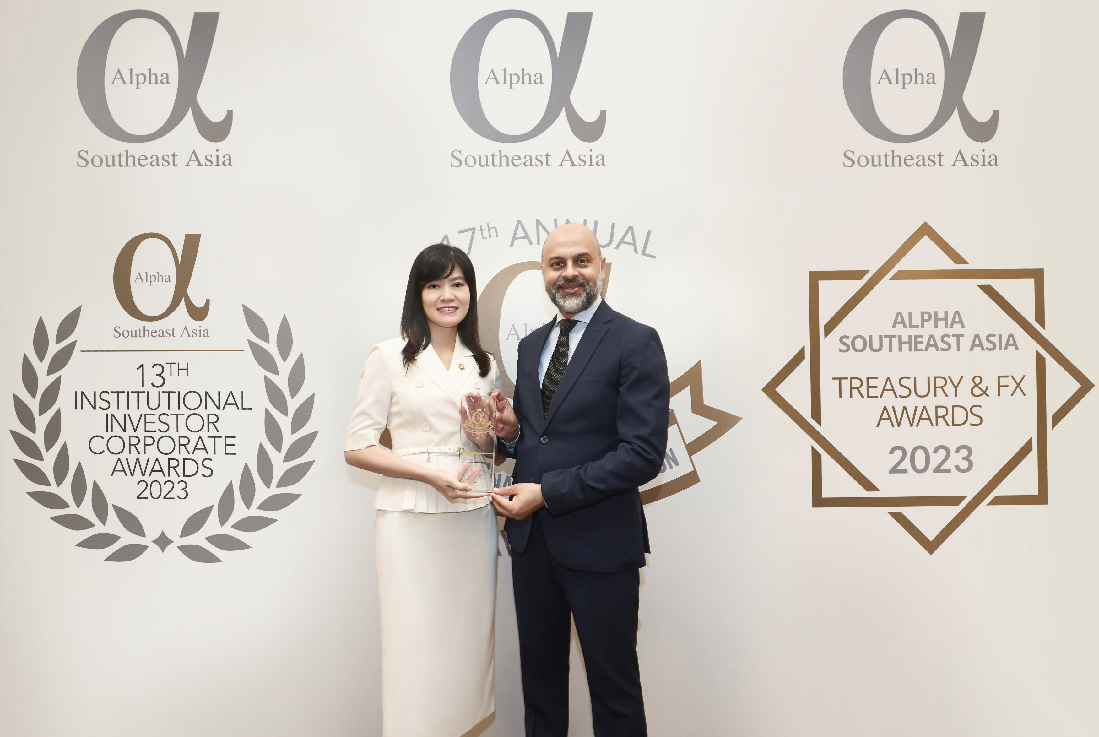 Đại diện BIDV nhận giải thưởng Ngân hàng phục vụ khách hàng SME tốt nhất Việt Nam