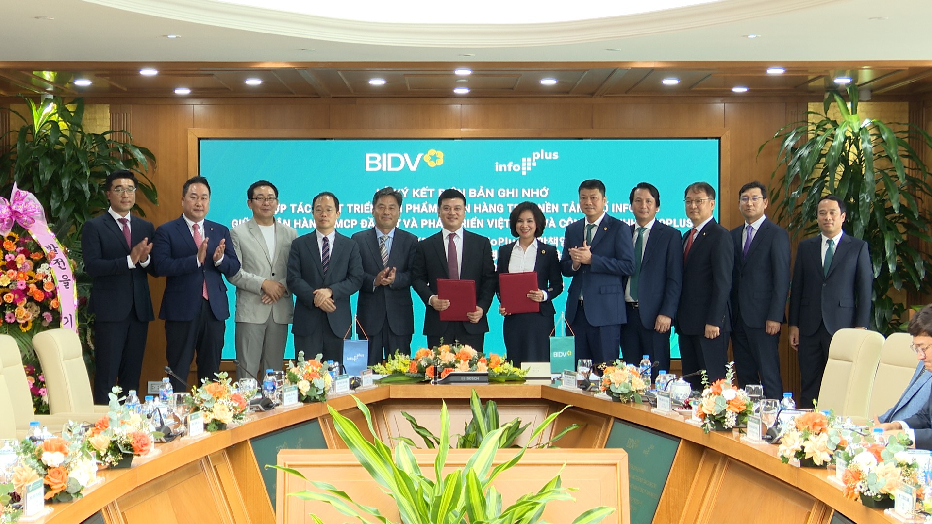 Bà Đỗ Thị Thanh Huyền – Giám đốc Ban CSSPBB– Đại diện BIDV  và ông Kim Min Ho  –  Tổng Giám Đốc InfoPlus ký kết Biên bản ghi nhớ