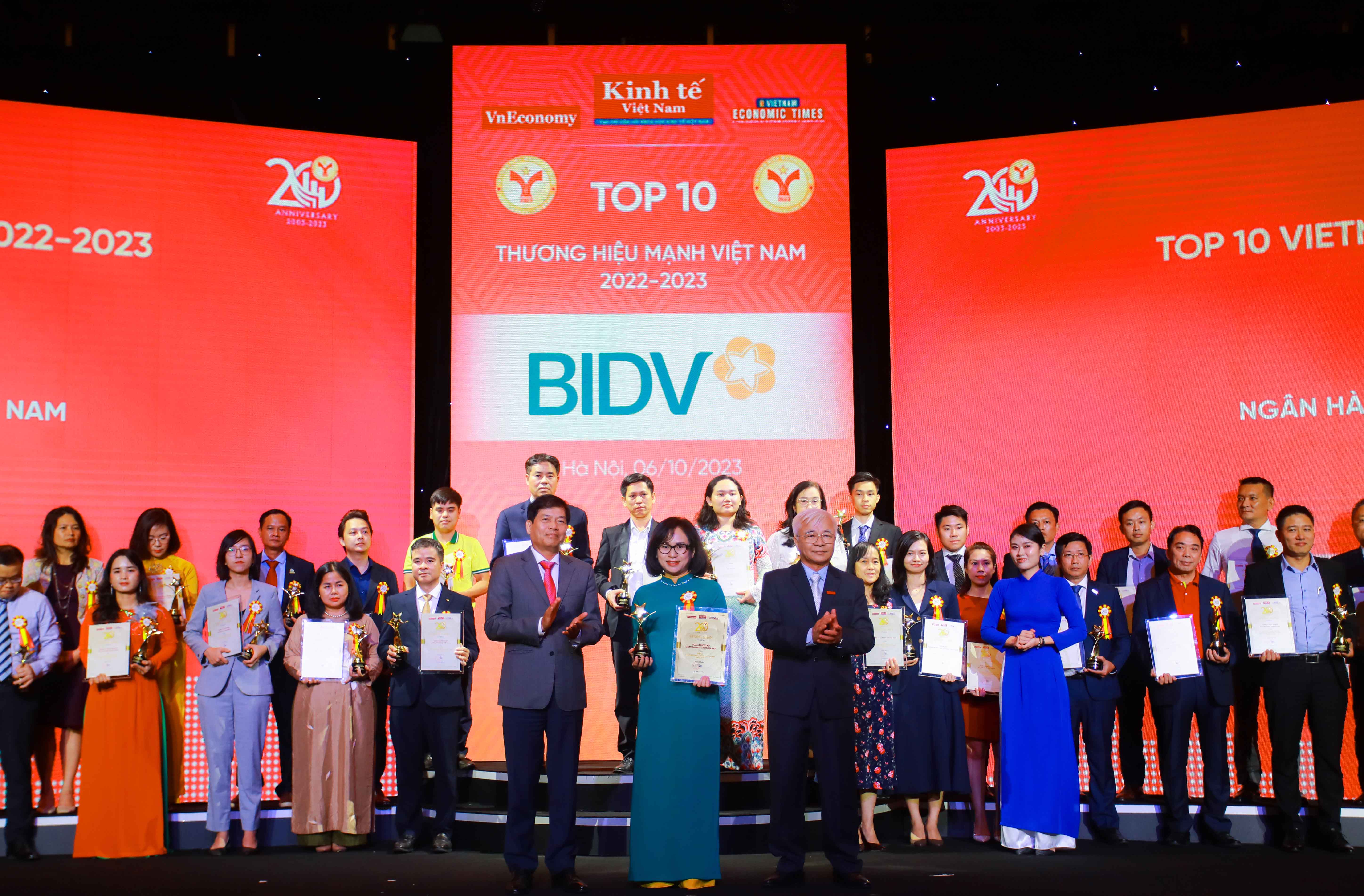 Đại diện BIDV nhận giải thưởng "Top 10 thương hiệu mạnh Việt Nam"