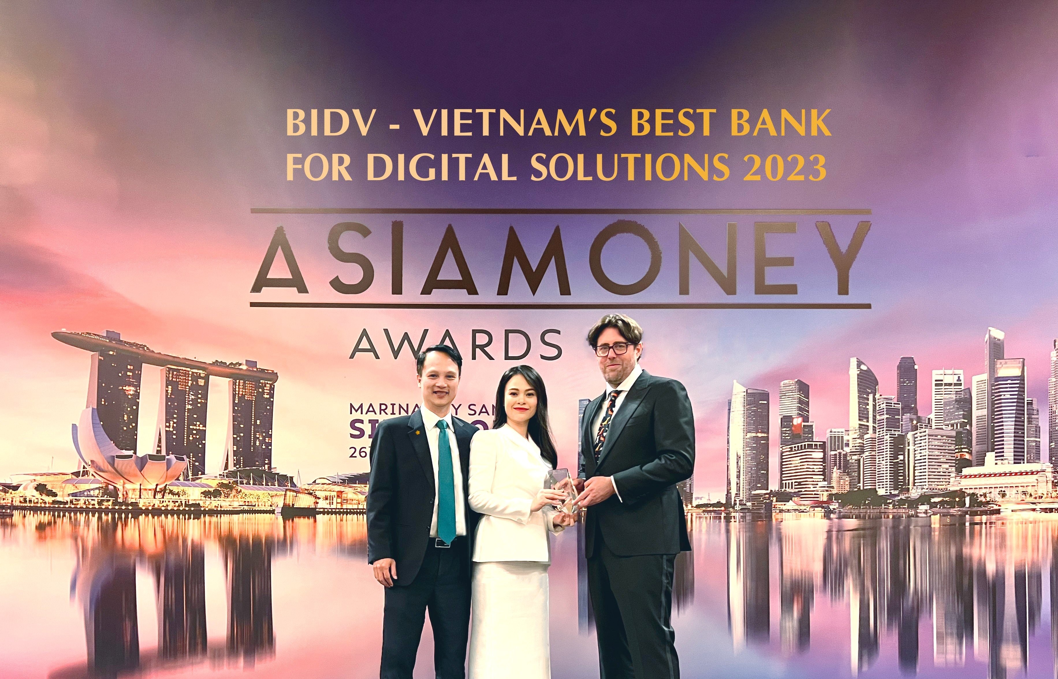 Đại diện BIDV nhận giải “ Ngân hàng cung cấp giải pháp số hàng đầu Việt Nam” từ tạp chí Asiamoney