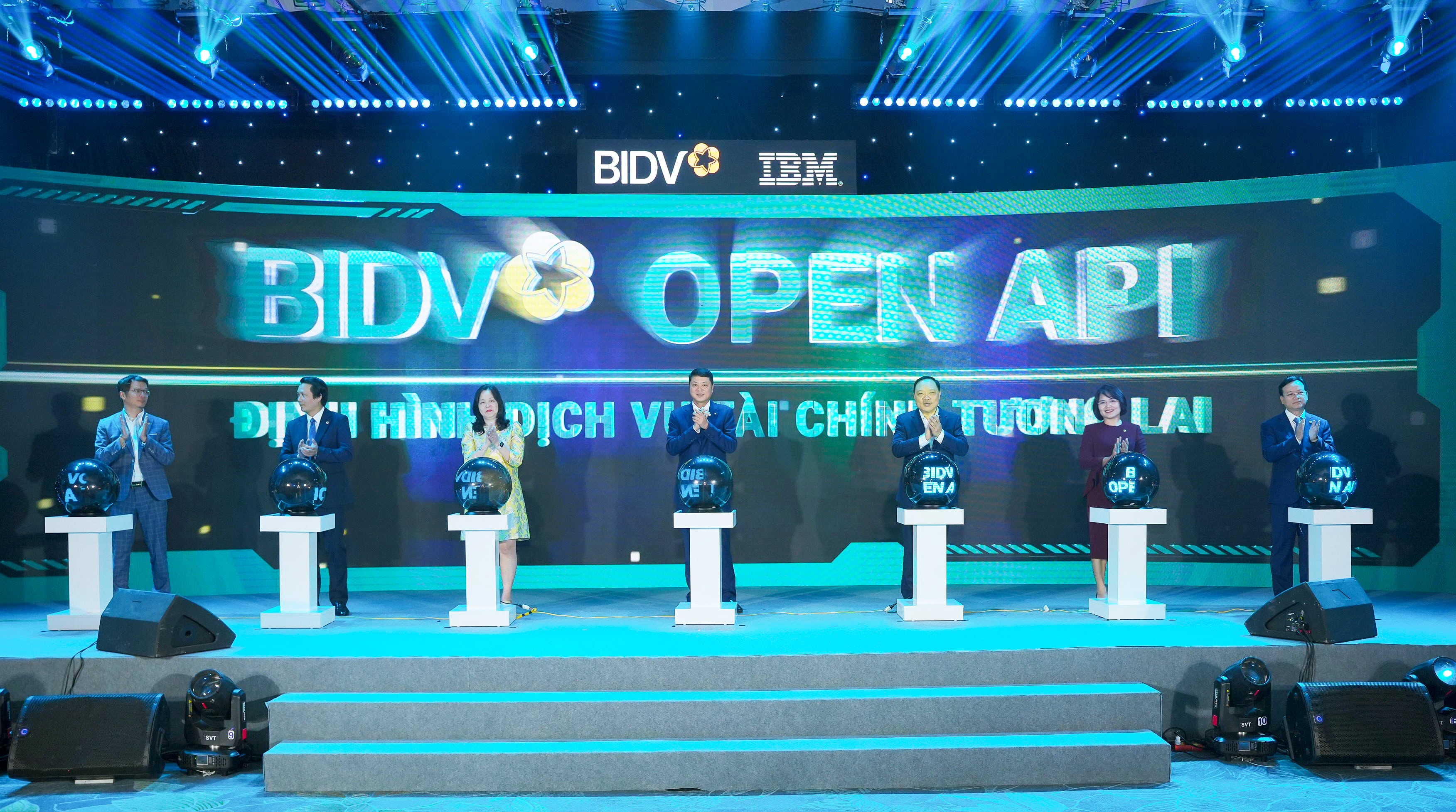 Đại diện NHNN, BIDV và Nhà thầu tham gia thực hiện nghi thức ra mắt hệ thống BIDV Open API