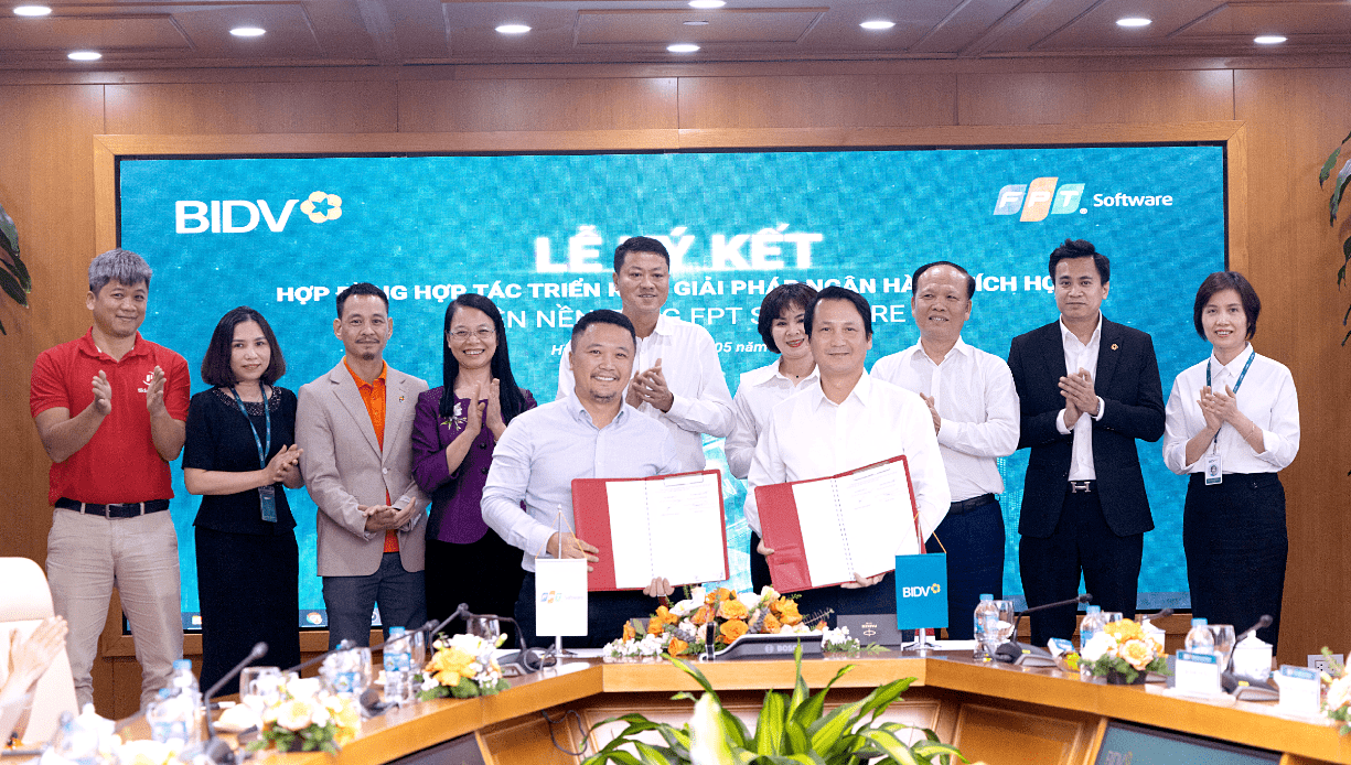 Ông Nguyễn Khải Hoàn, Phó tổng giám đốc FPT Software (hàng đầu bên trái) tại lễ ký kết cùng ông Trần Long, Phó tổng giám đốc BIDV (hàng đầu bên phải)